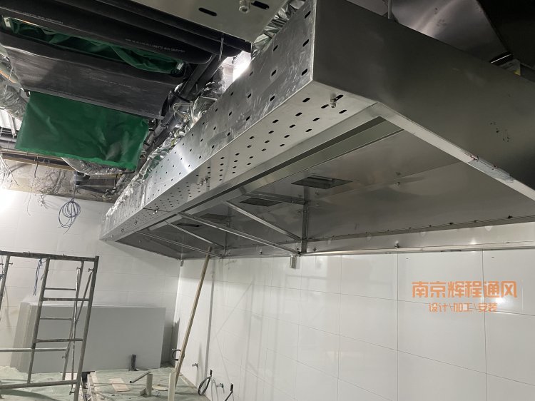 不銹鋼排煙罩排煙管道施工現(xiàn)場